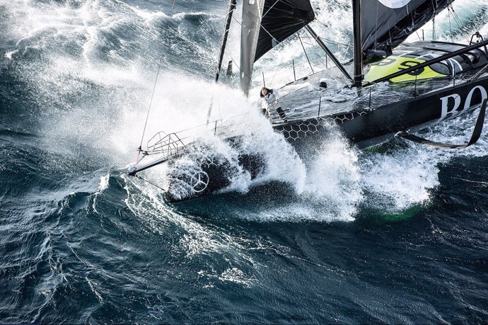 El Hugo Boss de Alex Thomson navegando