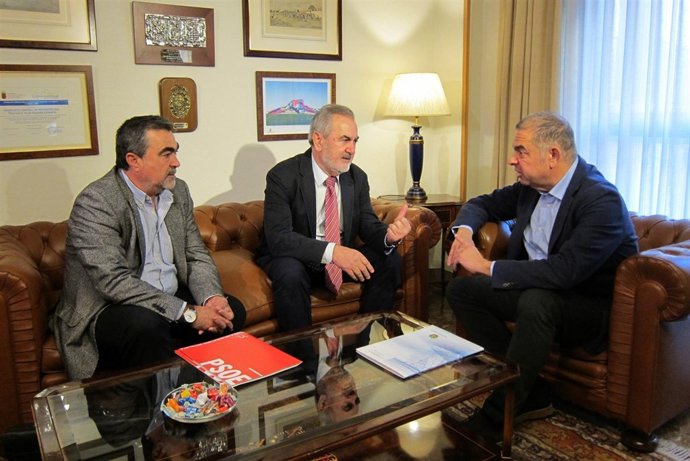 Reunión del PSOE (Tovar y Navarro) con el presidente del Scrats, Lucas Jiménez 