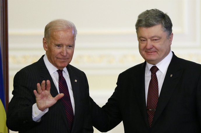 Joe Biden y Petro Poroshenko