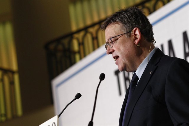 El presidente de la Generalitat valenciana, Ximo Puig, participa en un desayuno