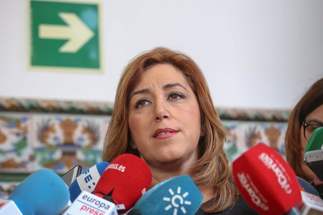 Susana Díaz atiende a los periodistas este martes en Sevilla