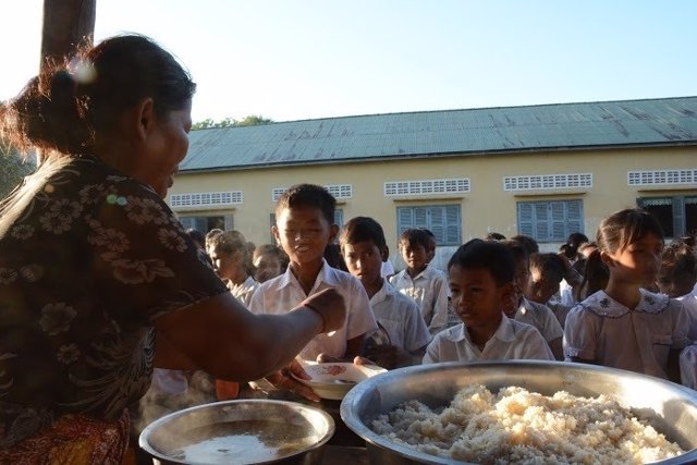 Niños de Camboya comen arroz