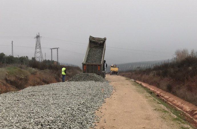 Trabajos para comenzar a instalar las vías en el ramal Linares-Vadollano.