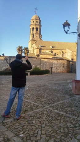 Un turista fotografía la Catedral de Baeza.