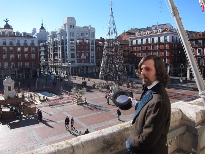 Un actual José Zorrilla, ante la Plaza Mayor de Valladolid