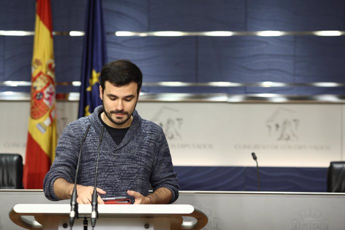 Alberto Garzón en una rueda de prensa en el Congreso