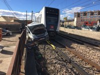Un metro arrolla una furgoneta en un paso a nivel con barreras en Paterna