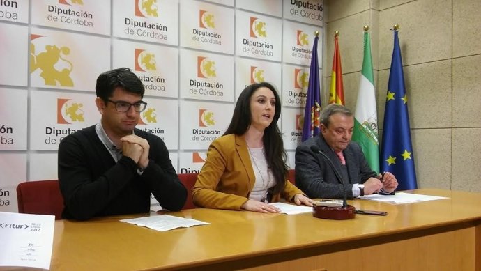 Gómez, entre García (izda.) y Alcalde, durante la presentación del programa