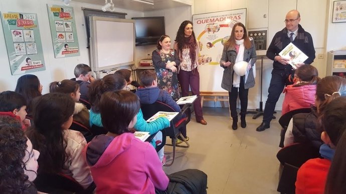 Ruiz y Carmona (dcha.) durante la visita al CEIP