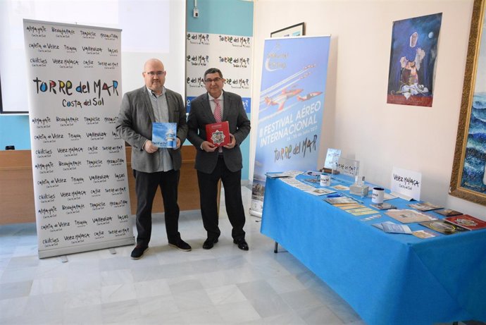 Antonio Moreno Ferrer y Jesús Pérez Atencia presentando el material.