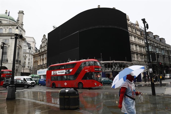 La plaza londinense Picadilly Circus apaga sus pantallas para modernizarlas