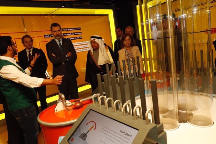 El Rey Felipe VI visita las instalaciones de KACARE en Riad