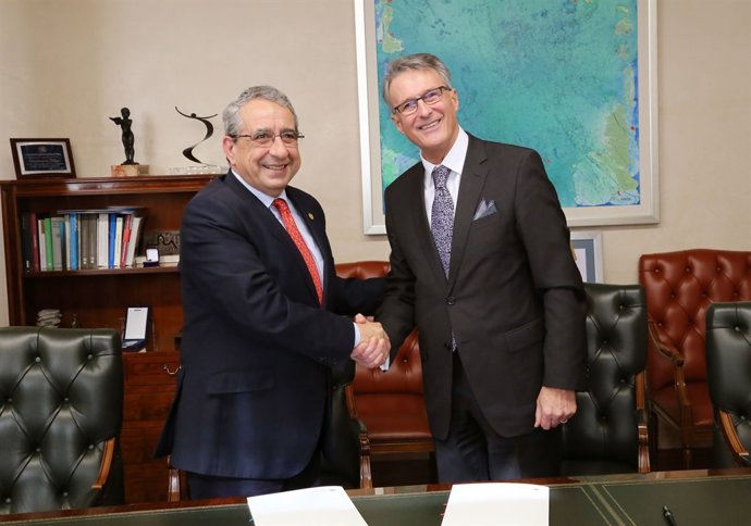 Firma de un convenio en la UMA 