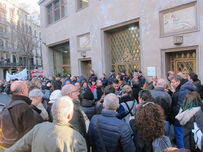 Funcionarios de prisiones se concentran ante la Conselleria de Justicia