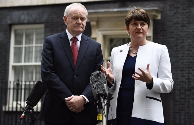 El dirigente del Sinn Fein Martin McGuinness y la unionista Arlene Foster