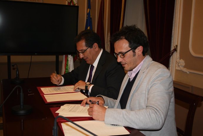 Pulido y González firman el convenio