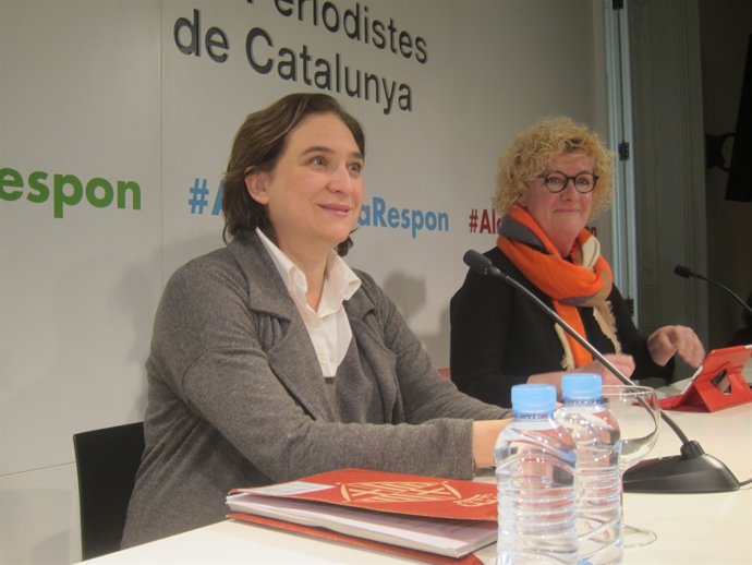 La alcaldesa  Ada Colau y la decana Neus Bonet
