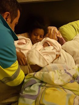 Una mujer da a luz a gemelas atendida por el SUMMA-112