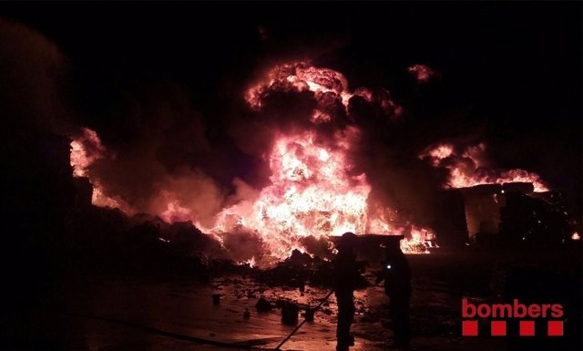 Un incendio quema una planta de reciclaje en Sant Feliu de Buixalleu