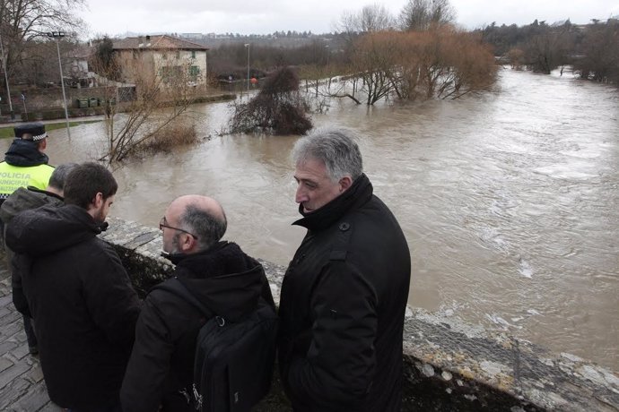El alcalde de Pamplona ha visitado la zona inundada de Pamplona.