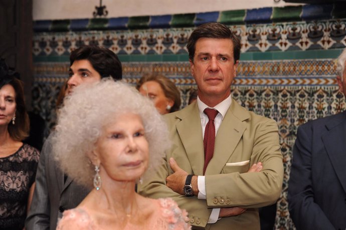 Cayetano Martínez de Irujo con la Duquesa de Alba