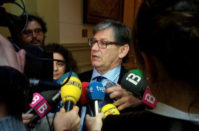 Vicenç Thomàs atiende a los medios