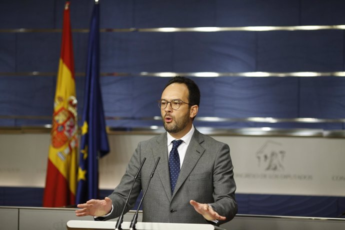 Antonio Hernando en rueda de prensa en el Congreso