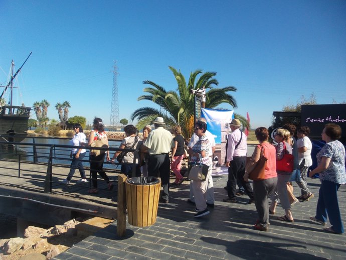 Turistas en el muelle de las Carabelas