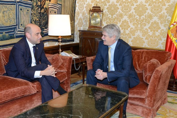 Echávarri y Dastis, este martes