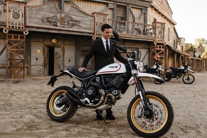 Javier Aureliano García ha posado con la nueva Ducati Scrambler DS.
