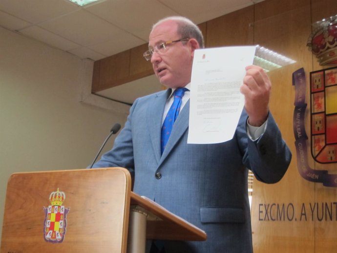 Márquez muestra la carta remitida a la presidenta de la Junta