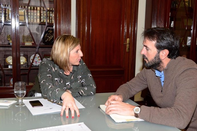 La presidenta de Diputación, Irene García, con el alcalde de Tarifa