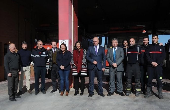 Ruiz (centro), durante su visita al Parque de Bomberos de Puente Genil