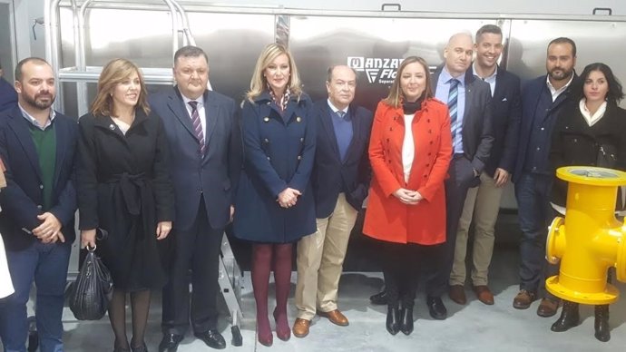 Zurera (izda.), junto a otras autoridades, visita Calderería Manzano