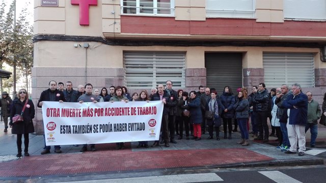 Imagen del minuto de silencio ante la sede de UGT