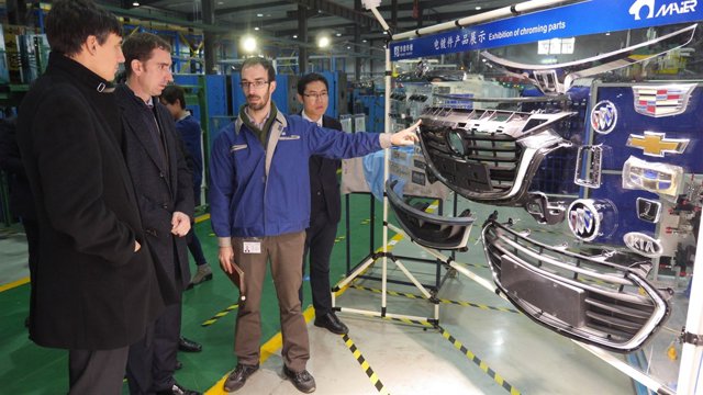 Jaurlaritzaren ordezkariak Maierren Txinako fabriketako batean