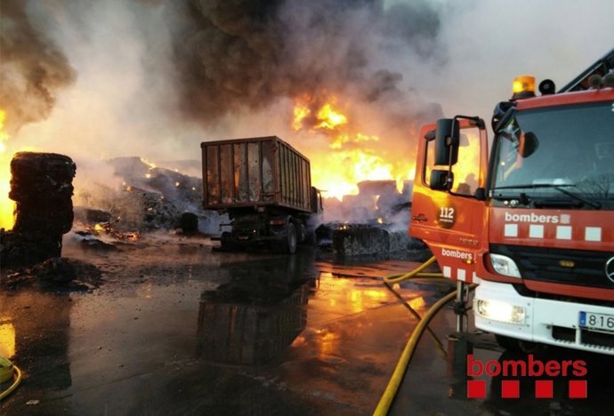Incendio en una planta de reciclaje de Sant Feliu de Buixalleu 
