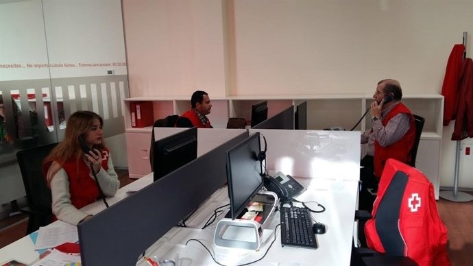 Voluntarios de Cruz Roja hacen seguimiento telefónico a personas mayores