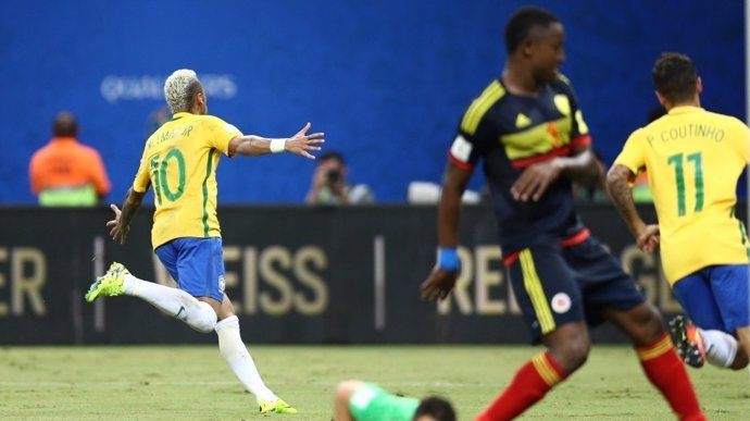 Neymar celebra su gol de Brasil contra Colombia