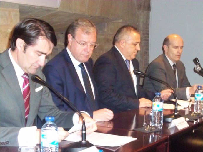Suárez-Quiñones con representantes del sector del transporte. 
