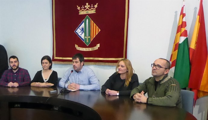 El alcalde de Cerdanyola del Vallès (centro), Carles Escolà