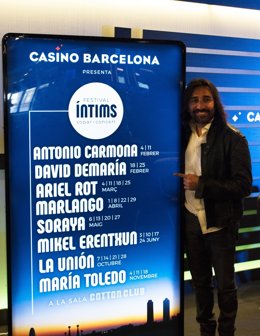 Antonio Carmona, con el cartel del Festival Íntims