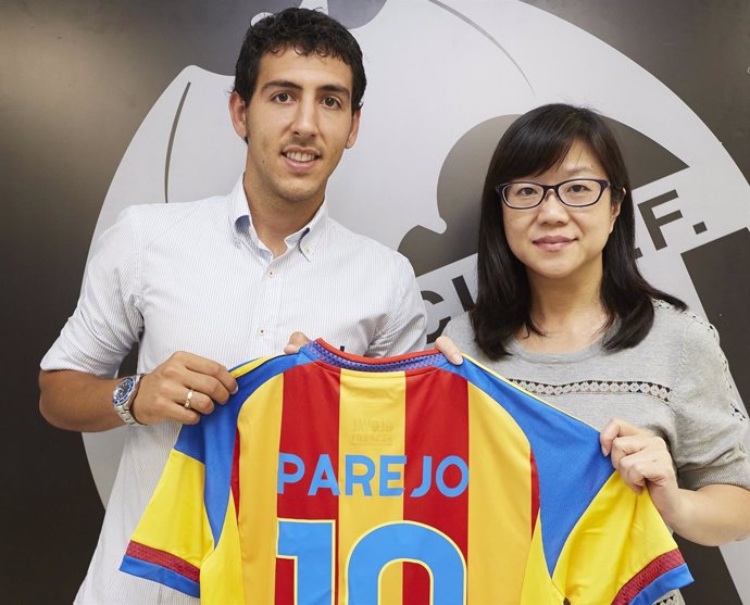 Parejo renueva con el Valencia