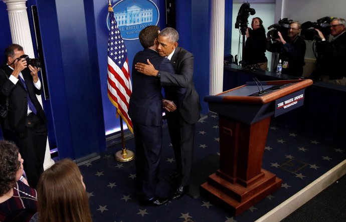 Barack Obama y Josh Earnest