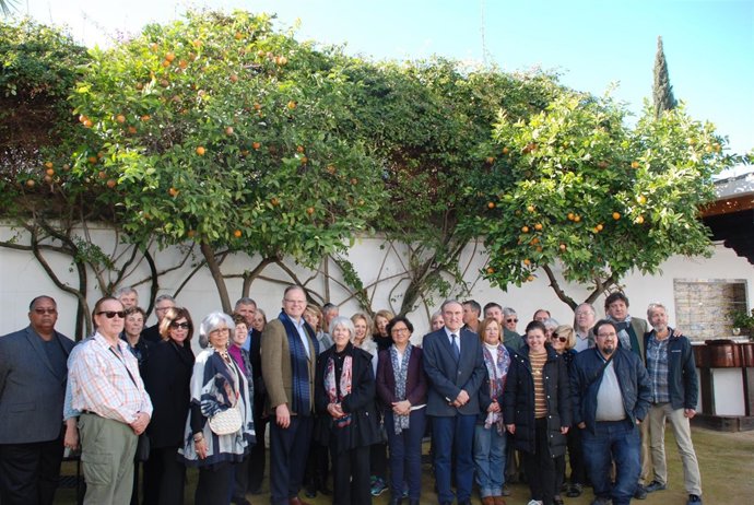 El alcalde (centro) con la delegación universitaria de San Diego