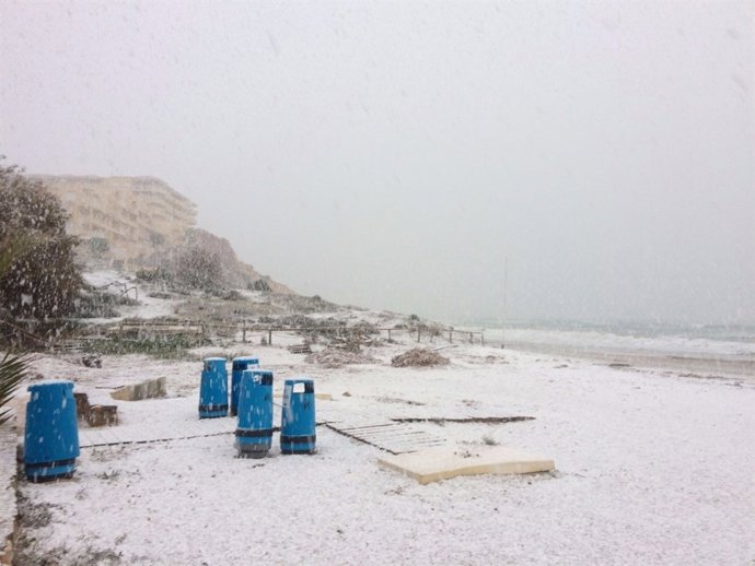 Un momento de intensidad en la nevada sobre la playa de Campoamor