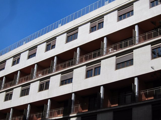 Fachada exterior de la Casa Bloc. Vivienda, pisos, alquiler social, refugiados