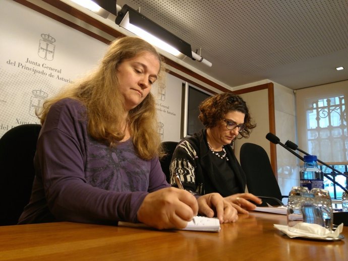 Nuria Arias (Bienestar Social de CCOO) y Marta Pulgar (diputada de IU Asturias)