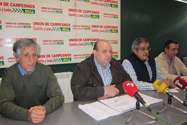 Los integrantes de UCCL anuncian la concentración ante Agricultura