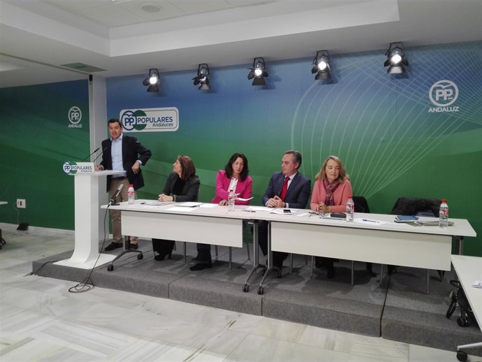 Juanma Moreno preside la reunión del grupo parlamentario